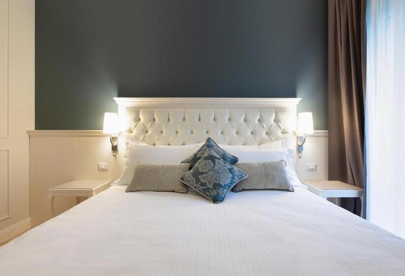 주니어 스위트, La Caporala