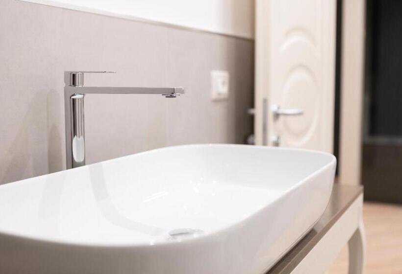 주니어 스위트, La Caporala