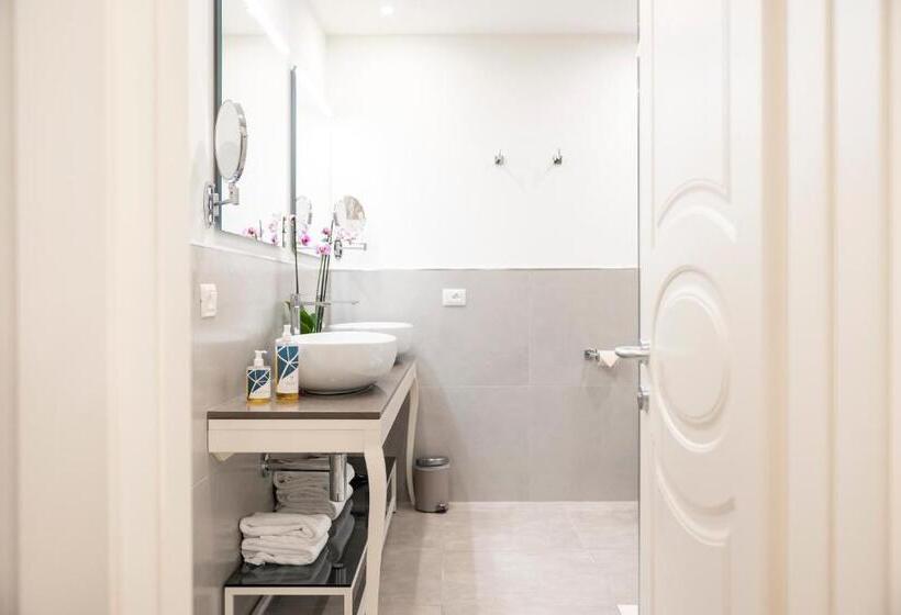 주니어 스위트, La Caporala