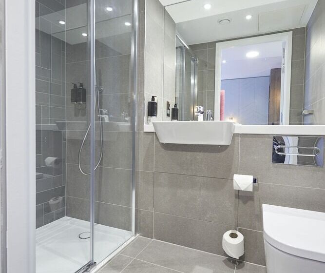 Семейное Студио, Roomzzz York City