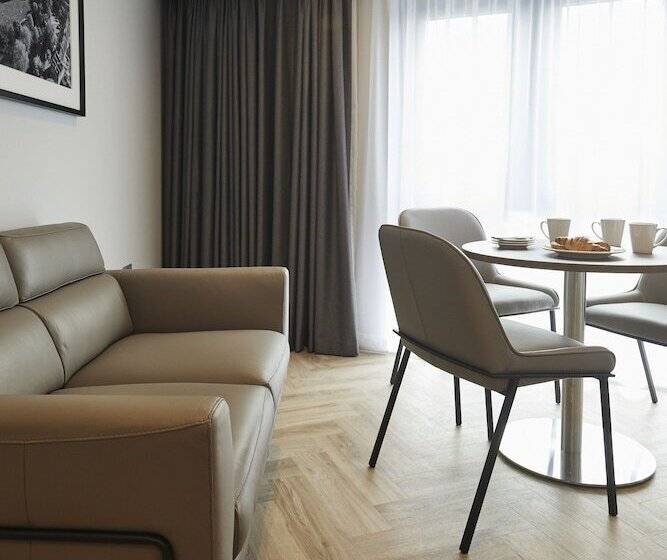 ファミリーステューディオ, Roomzzz York City