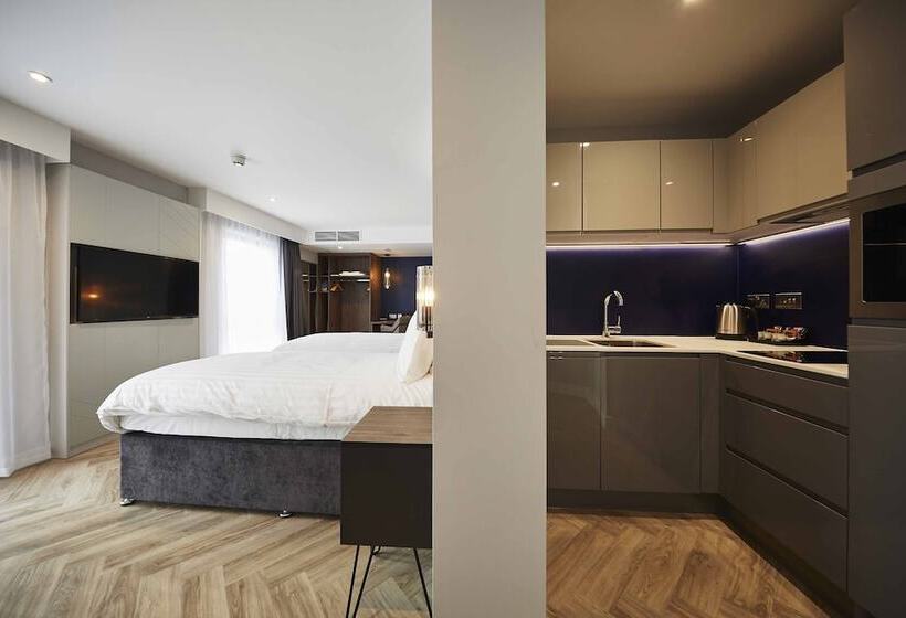 ファミリーステューディオ, Roomzzz York City