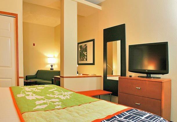 מיטת קינג בסוויטה, Fairfield Inn Suites Brunswick