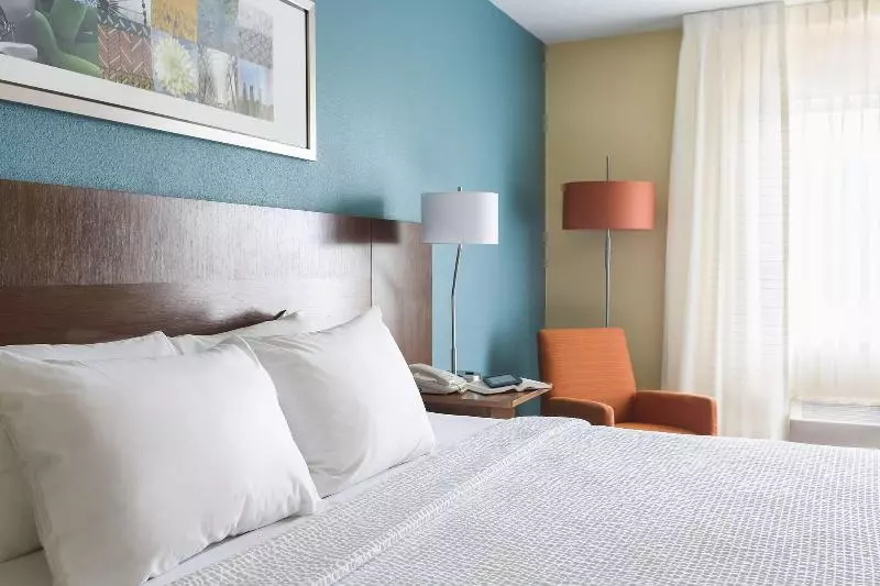 キングサイズベッドのスタンダードルーム, Fairfield Inn & Suites Peru