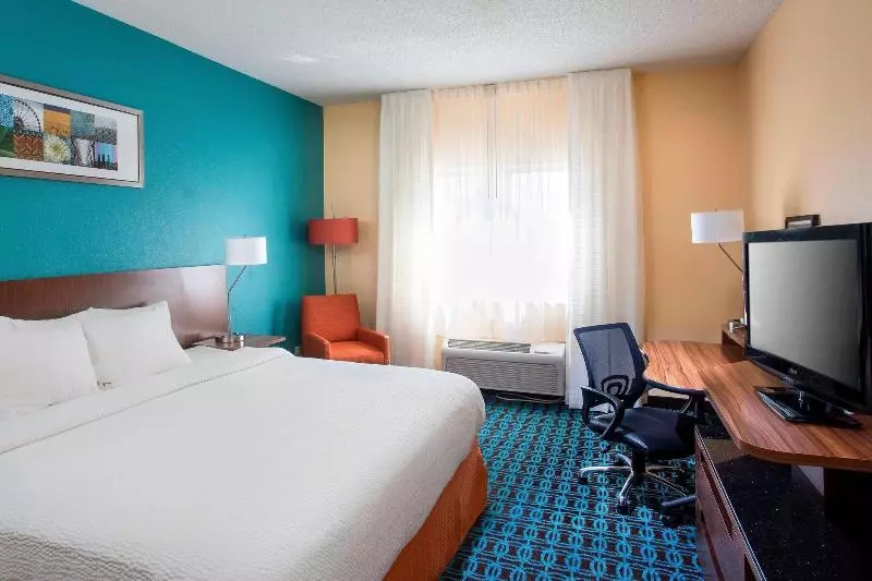 キングサイズベッドのスタンダードルーム, Fairfield Inn & Suites Peru