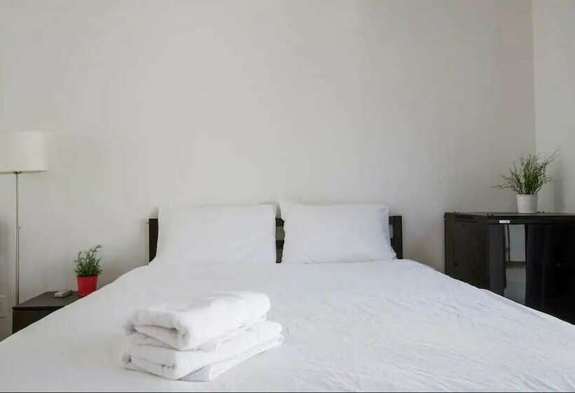 استودیوی لوکس, Airport Hotel Entebbe