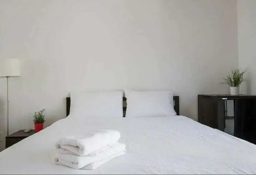 استودیوی لوکس, Airport Hotel Entebbe