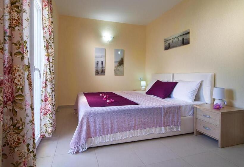 דירת שני חדרים, Caretta Village