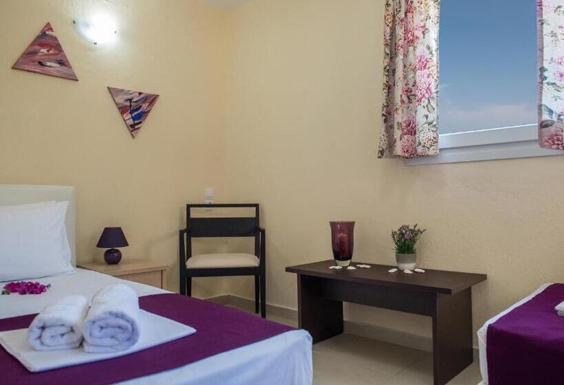 דירת שני חדרים, Caretta Village