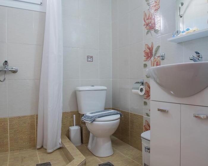 דירת שני חדרים, Caretta Village