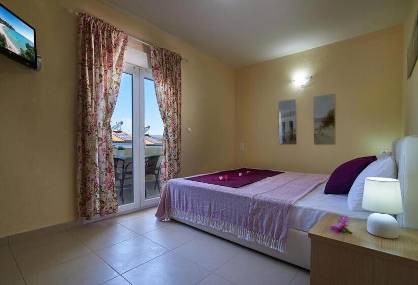 דירת שני חדרים, Caretta Village