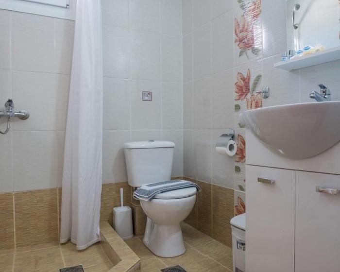 דירת שני חדרים, Caretta Village