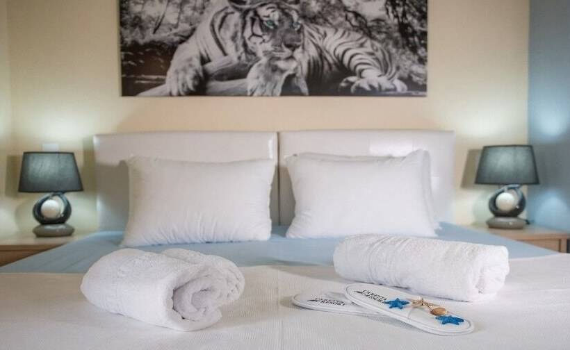 复式房间, Caretta Village