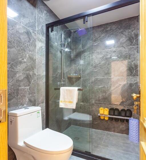 غرفة عائلية مطلّة علي الجبل, Manbuyunduan.theme Inn