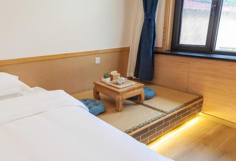 غرفة عائلية مطلّة علي الجبل, Manbuyunduan.theme Inn