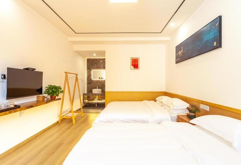 غرفة عائلية مطلّة علي الجبل, Manbuyunduan.theme Inn