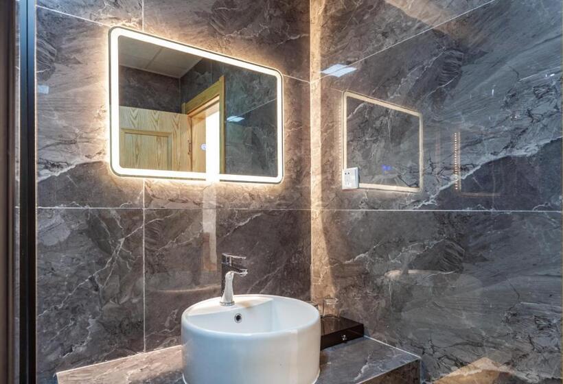 غرفة عائلية مطلّة علي الجبل, Manbuyunduan.theme Inn