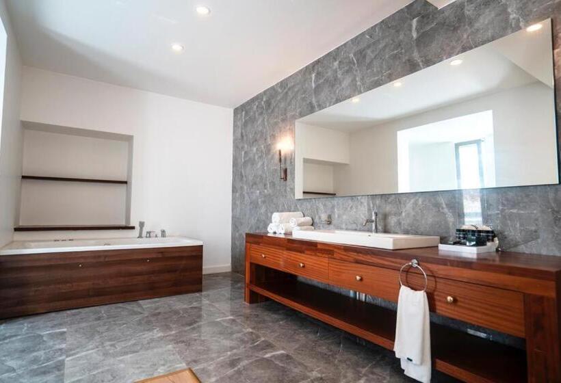 Deluxe Suite King Bed, Reo Hotel & Spa