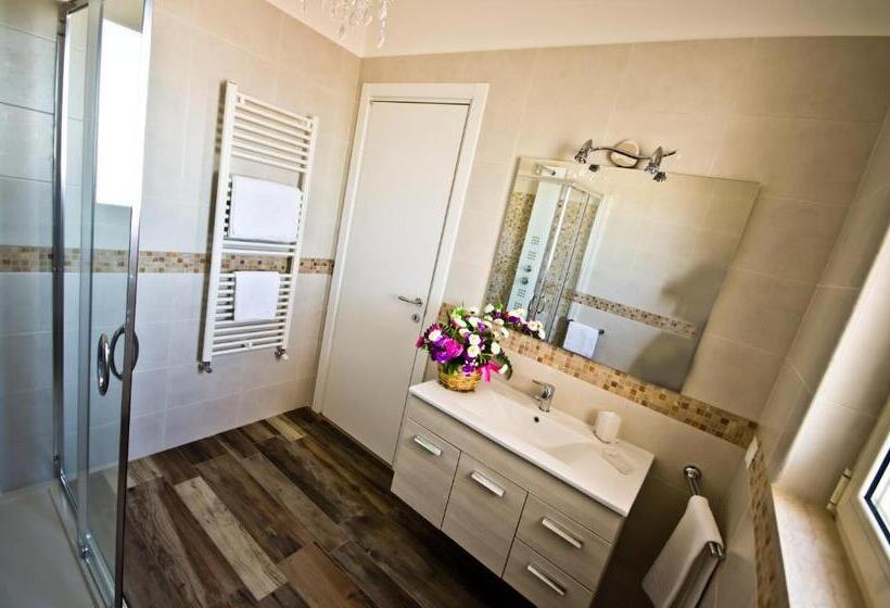 海景标准间带阳台, Vistamare House