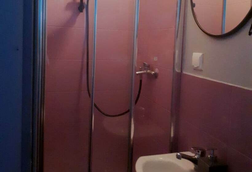 이코노미 쿼드러플룸(공용 화장실), Zizi Central Hostel