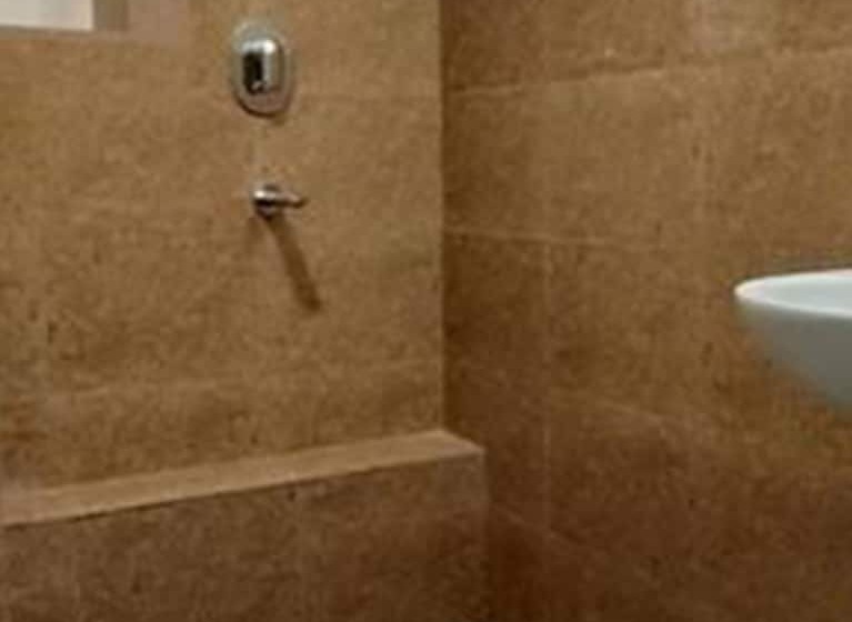 اتاق لوکس سه تخته, Heranya La:ku