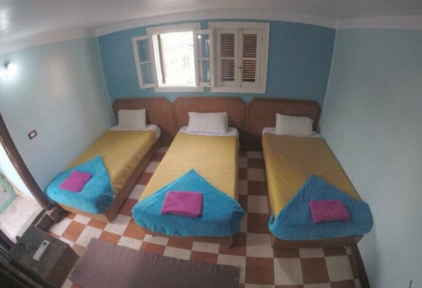 اتاق استاندارد سه تخته با سرویس بهداشتی مشترک, Dahab Hostel