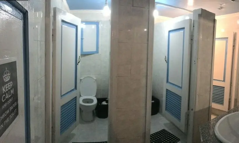 اتاق استاندارد سه تخته با سرویس بهداشتی مشترک, Dahab Hostel