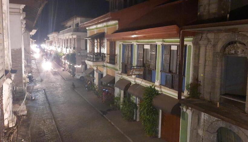 اتاق خانوادگی, Escolta's Homey Lodge