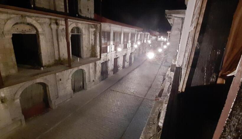 اتاق خانوادگی, Escolta's Homey Lodge