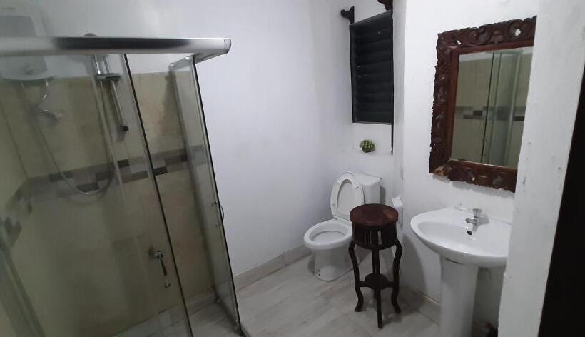 اتاق خانوادگی, Escolta's Homey Lodge