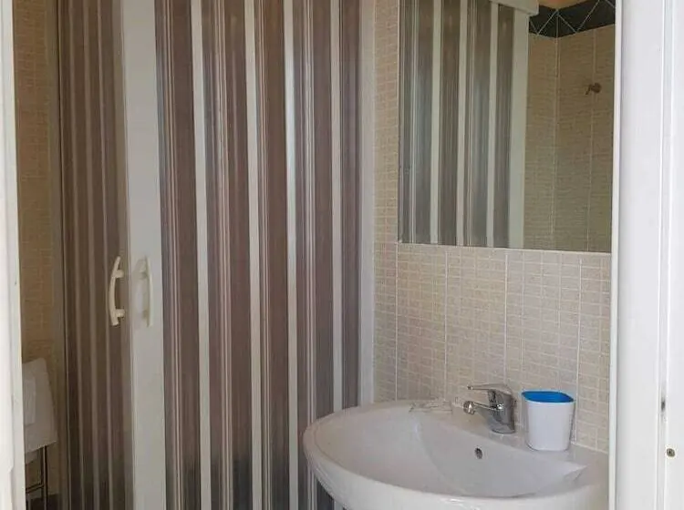 Standard Yhden Hengen Huone, Albergo Santa Teresa