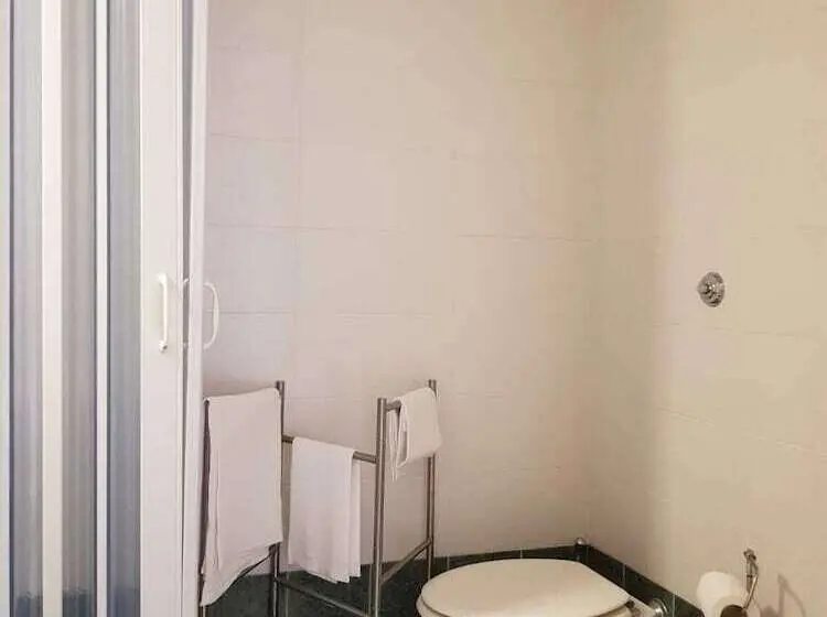 Standard Kolmen Hengen Huone, Albergo Santa Teresa