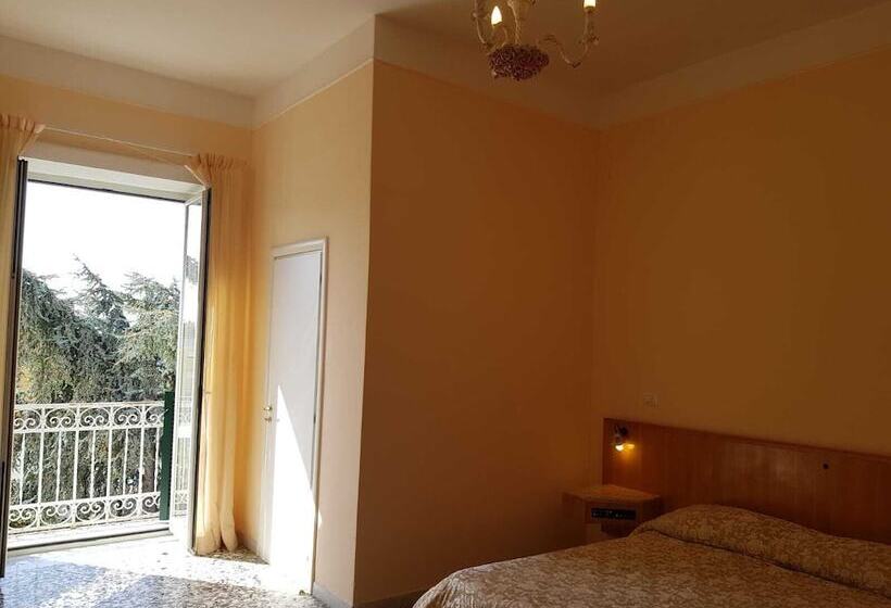 חדר סטנדרט לשלושה, Albergo Santa Teresa