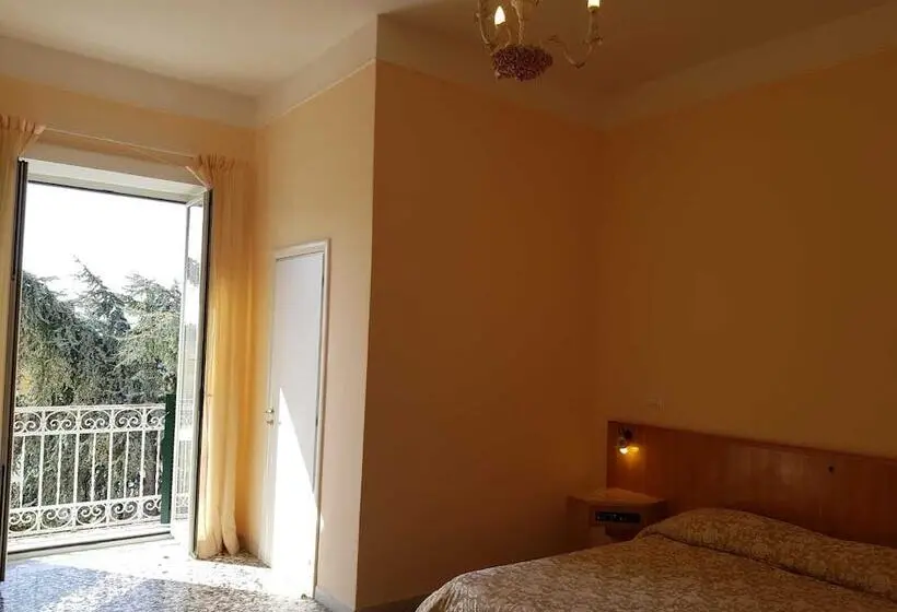 Standard Kolmen Hengen Huone, Albergo Santa Teresa