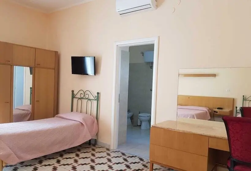 Standard Kolmen Hengen Huone, Albergo Santa Teresa