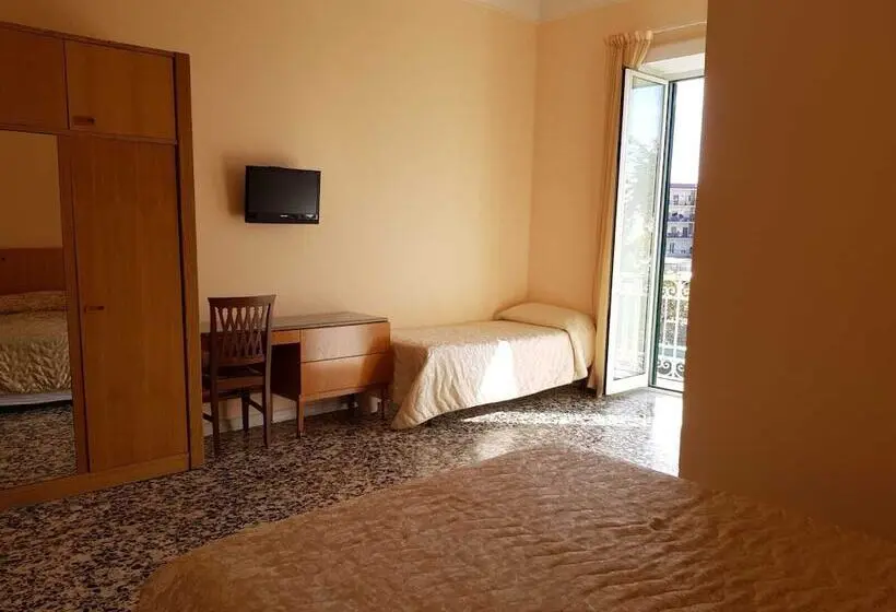 Standard Kolmen Hengen Huone, Albergo Santa Teresa