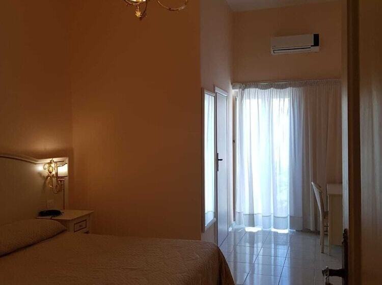 חדר סטנדרט לשלושה, Albergo Santa Teresa