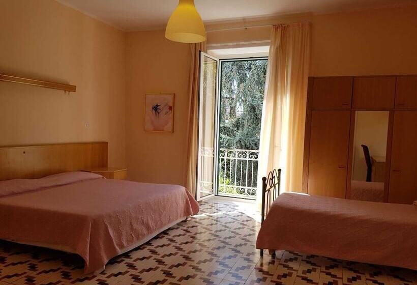 חדר סטנדרט לשלושה, Albergo Santa Teresa