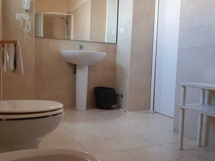 Standard Neljän Hengen Huone, Albergo Santa Teresa