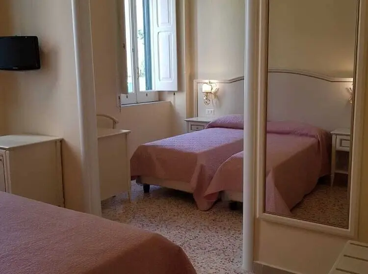 Standard Neljän Hengen Huone, Albergo Santa Teresa