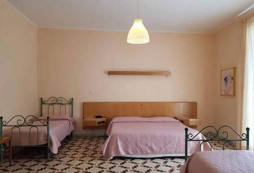 Standard Neljän Hengen Huone, Albergo Santa Teresa