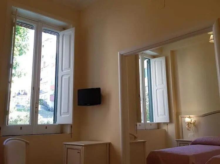 Standard Neljän Hengen Huone, Albergo Santa Teresa