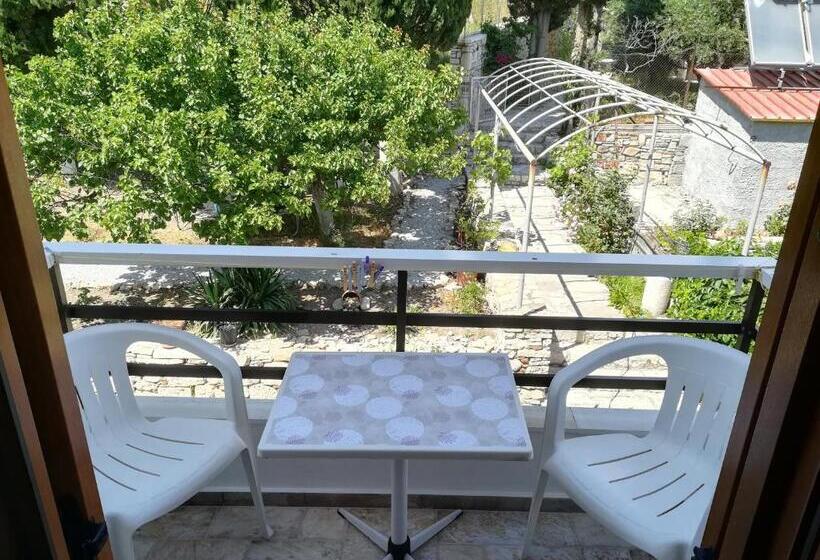 غرفة قياسية مزوَّدة بشُرفة, Pythais