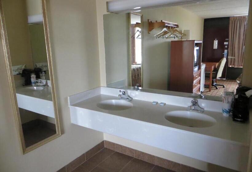 带大床的套房, Clarion Inn & Suites Near The Leconte Center Pigeon Forge