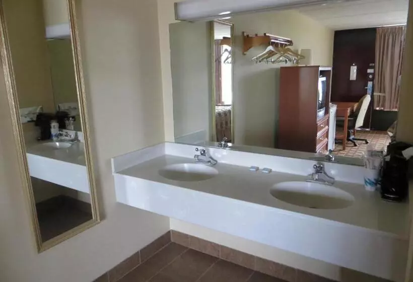 キングサイズベッドのスイートルーム, Clarion Inn & Suites Near The Leconte Center Pigeon Forge