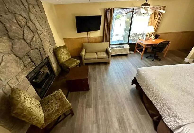 キングサイズベッドのスイートルーム, Clarion Inn & Suites Near The Leconte Center Pigeon Forge