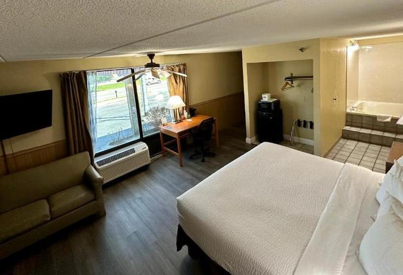 带大床的套房, Clarion Inn & Suites Near The Leconte Center Pigeon Forge
