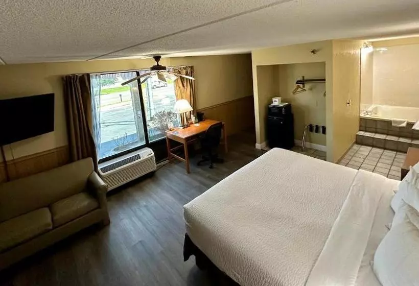 キングサイズベッドのスイートルーム, Clarion Inn & Suites Near The Leconte Center Pigeon Forge