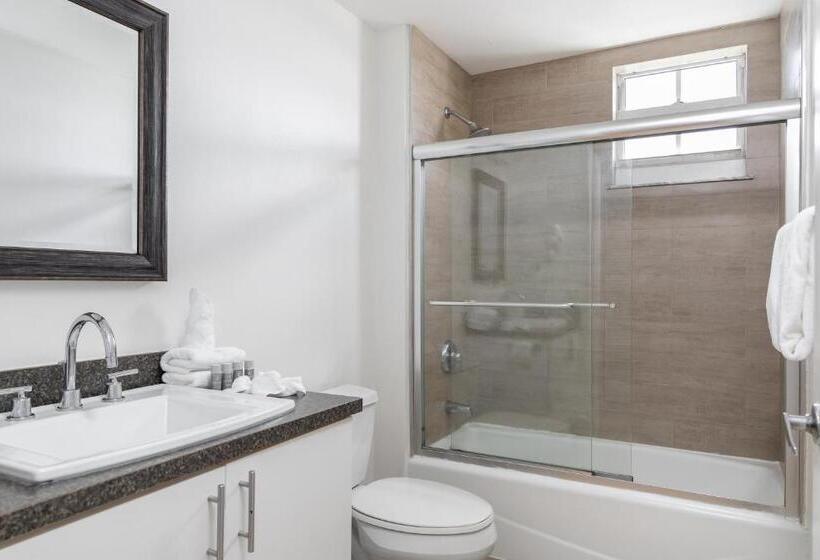 2 Bedroom Suite with Balcony, Fortune House Hotel Suites