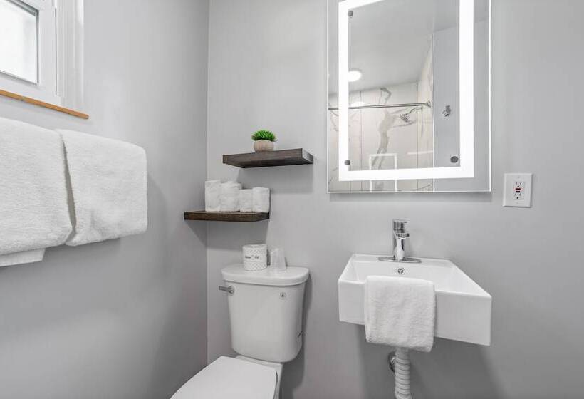 חדר סטנדרט שתי מיטות זוגיות, Glass House Inn Erie Near I90 & I79